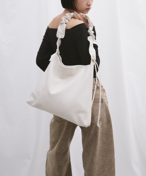 Aunt Marie's（アントマリーズ）の「【お気に入り６万超え】2WAYワンハンドルバッグ / ギャザーデザイントートバッグ / A4収納可能（ショルダーバッグ・レディース・ブラック/ベージュ/アイボリー/シルバー/グレー・FREE）」の12枚目の写真