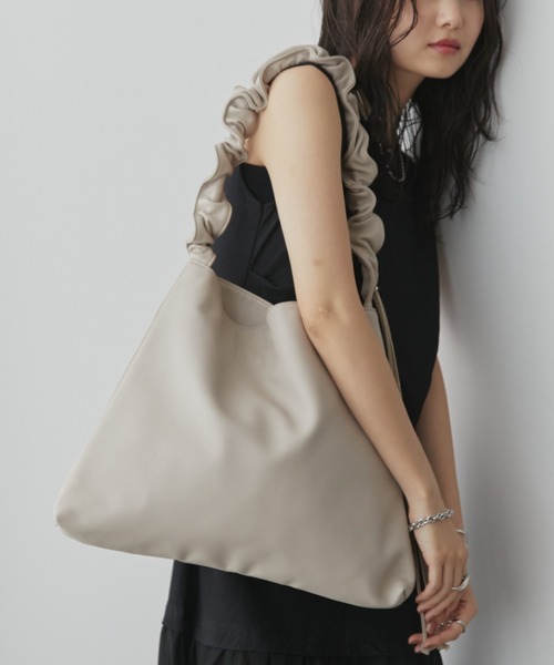 Aunt Marie's（アントマリーズ）の「【お気に入り６万超え】2WAYワンハンドルバッグ / ギャザーデザイントートバッグ / A4収納可能（ショルダーバッグ・レディース・ブラック/ベージュ/アイボリー/シルバー/グレー・FREE）」の10枚目の写真