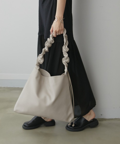 Aunt Marie's（アントマリーズ）の「【お気に入り６万超え】2WAYワンハンドルバッグ / ギャザーデザイントートバッグ / A4収納可能（ショルダーバッグ・レディース・ブラック/ベージュ/アイボリー/シルバー/グレー・FREE）」の9枚目の写真