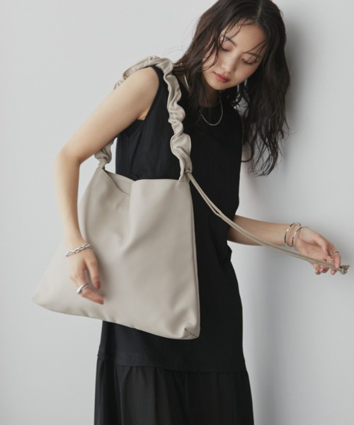 並行輸入品バック Urban T Backpack(M)German Shrunken Calf×LambBlack×Azure - MAISON