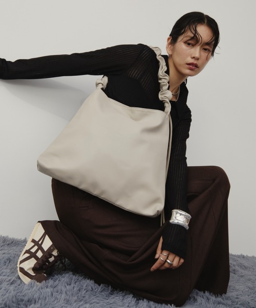 Aunt Marie's（アントマリーズ）の「【お気に入り６万超え】2WAYワンハンドルバッグ / ギャザーデザイントートバッグ / A4収納可能（ショルダーバッグ・レディース・ブラック/ベージュ/アイボリー/シルバー/グレー・FREE）」の7枚目の写真