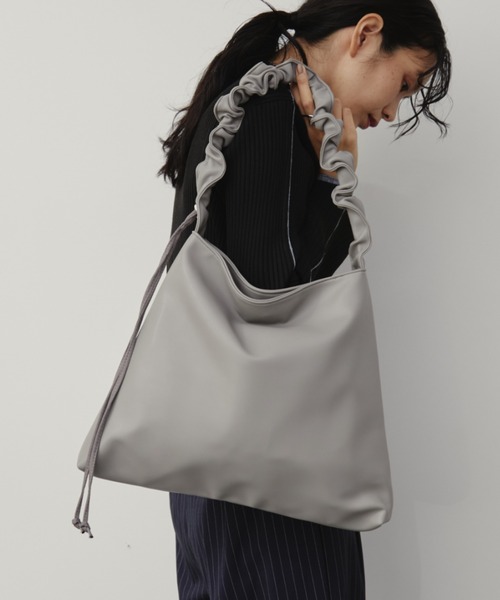Aunt Marie's（アントマリーズ）の「【お気に入り６万超え】2WAYワンハンドルバッグ / ギャザーデザイントートバッグ / A4収納可能（ショルダーバッグ・レディース・ブラック/ベージュ/アイボリー/シルバー/グレー・FREE）」の21枚目の写真