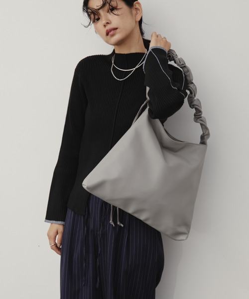 Aunt Marie's（アントマリーズ）の「【お気に入り６万超え】2WAYワンハンドルバッグ / ギャザーデザイントートバッグ / A4収納可能（ショルダーバッグ・レディース・ブラック/ベージュ/アイボリー/シルバー/グレー・FREE）」の22枚目の写真