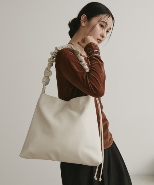 Aunt Marie's（アントマリーズ）の「【お気に入り６万超え】2WAYワンハンドルバッグ / ギャザーデザイントートバッグ / A4収納可能（ショルダーバッグ・レディース・ブラック/ベージュ/アイボリー/シルバー/グレー・FREE）」の15枚目の写真