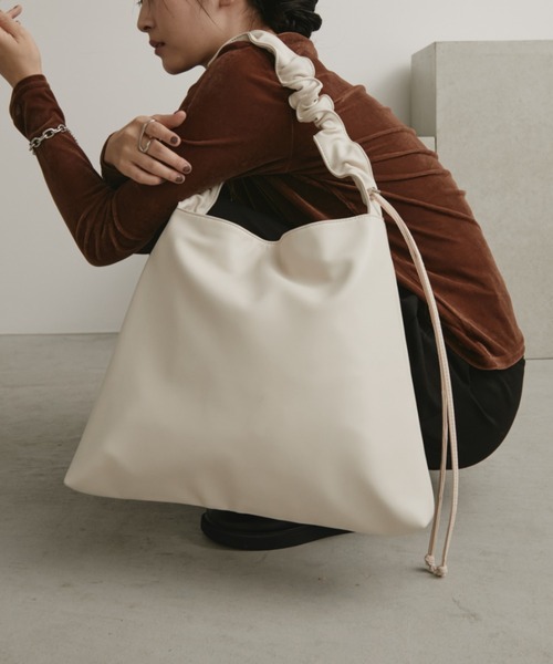 Aunt Marie's（アントマリーズ）の「【お気に入り６万超え】2WAYワンハンドルバッグ / ギャザーデザイントートバッグ / A4収納可能（ショルダーバッグ・レディース・ブラック/ベージュ/アイボリー/シルバー/グレー・FREE）」の18枚目の写真