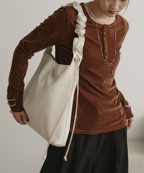 Aunt Marie's（アントマリーズ）の「【お気に入り６万超え】2WAYワンハンドルバッグ / ギャザーデザイントートバッグ / A4収納可能（ショルダーバッグ・レディース・ブラック/ベージュ/アイボリー/シルバー/グレー・FREE）」の14枚目の写真