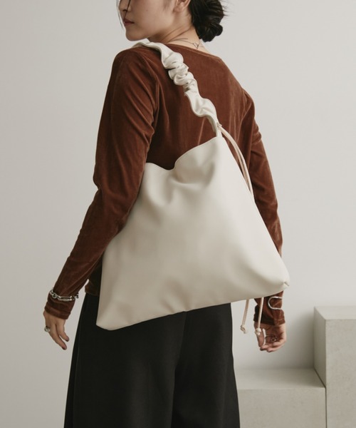 Aunt Marie's（アントマリーズ）の「【お気に入り６万超え】2WAYワンハンドルバッグ / ギャザーデザイントートバッグ / A4収納可能（ショルダーバッグ・レディース・ブラック/ベージュ/アイボリー/シルバー/グレー・FREE）」の13枚目の写真