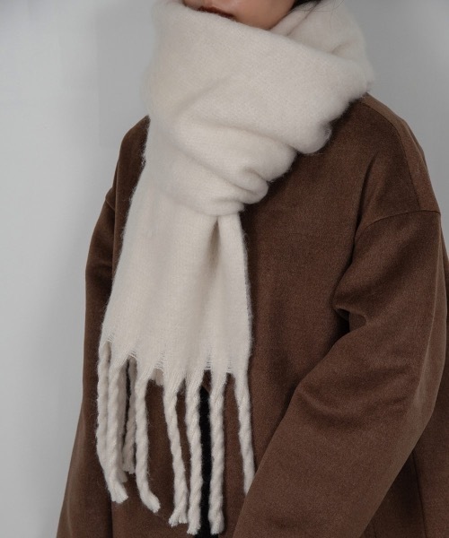 lawgy（ラウジー）の「fluffy soft muffler（マフラー・レディース・アイボリー/ベージュ・FREE）」の12枚目の写真