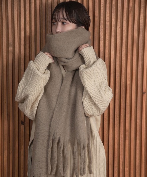 lawgy（ラウジー）の「fluffy soft muffler（マフラー・レディース・アイボリー/ベージュ・FREE）」の6枚目の写真