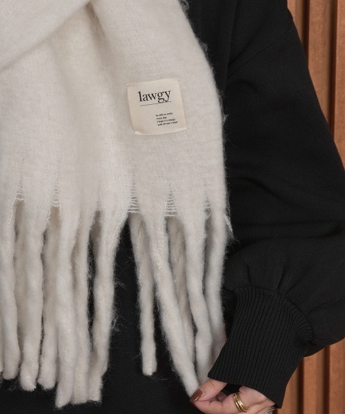 lawgy（ラウジー）の「fluffy soft muffler（マフラー・レディース・アイボリー/ベージュ・FREE）」の3枚目の写真