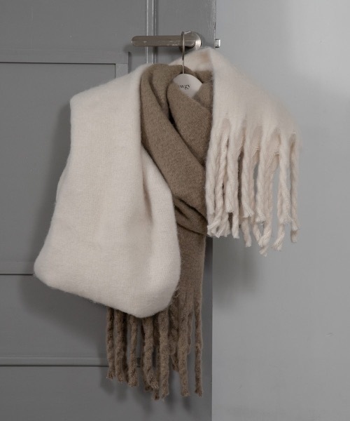 lawgy（ラウジー）の「fluffy soft muffler（マフラー・レディース・アイボリー/ベージュ・FREE）」の11枚目の写真