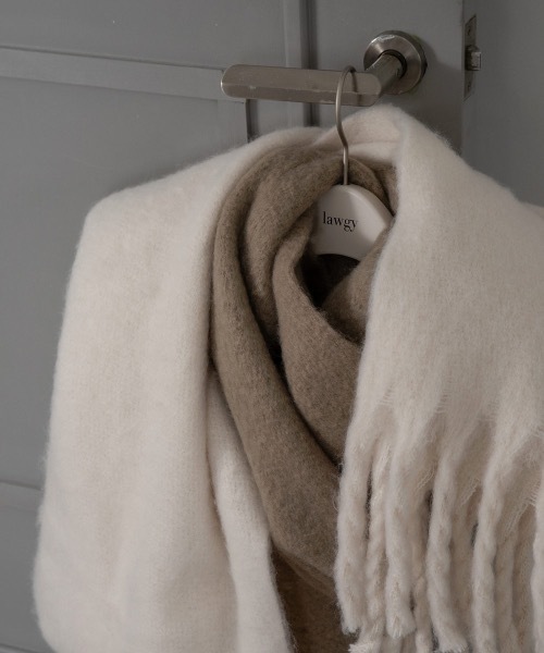 lawgy（ラウジー）の「fluffy soft muffler（マフラー・レディース・アイボリー/ベージュ・FREE）」の5枚目の写真