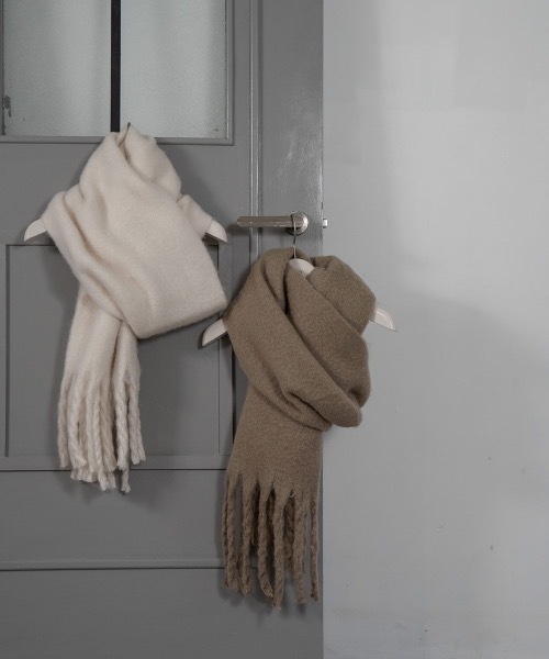 lawgy（ラウジー）の「fluffy soft muffler（マフラー・レディース・アイボリー/ベージュ・FREE）」の14枚目の写真