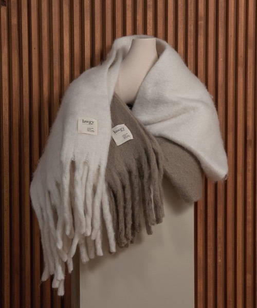 lawgy（ラウジー）の「fluffy soft muffler（マフラー・レディース・アイボリー/ベージュ・FREE）」の7枚目の写真