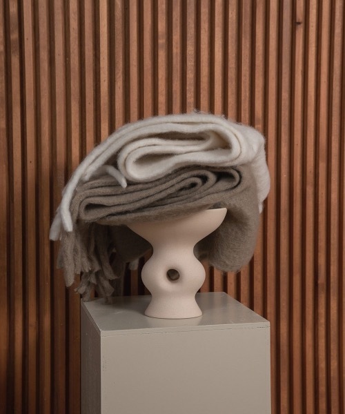 lawgy（ラウジー）の「fluffy soft muffler（マフラー・レディース・アイボリー/ベージュ・FREE）」の9枚目の写真