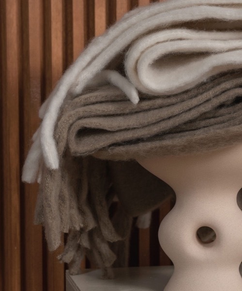 lawgy（ラウジー）の「fluffy soft muffler（マフラー・レディース・アイボリー/ベージュ・FREE）」の16枚目の写真