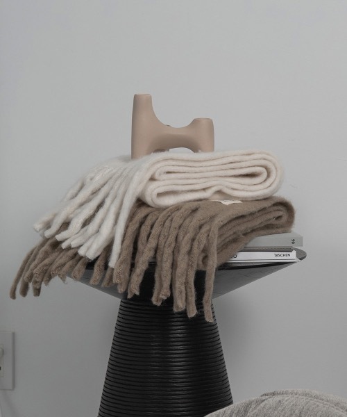 lawgy（ラウジー）の「fluffy soft muffler（マフラー・レディース・アイボリー/ベージュ・FREE）」の13枚目の写真