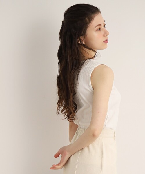 SHOO・LA・RUE（シューラルー）の「◆【美しく見せるサイズ感】ランダムリブ タンクトップ（タンクトップ・レディース・ブラック/ホワイト系/ナチュラル・04/03/02）」の12枚目の写真