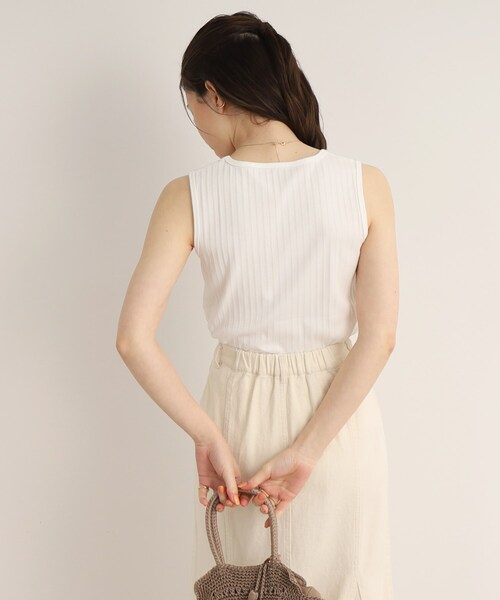 SHOO・LA・RUE（シューラルー）の「◆【美しく見せるサイズ感】ランダムリブ タンクトップ（タンクトップ・レディース・ブラック/ホワイト系/ナチュラル・04/03/02）」の13枚目の写真