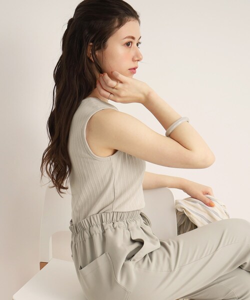 SHOO・LA・RUE（シューラルー）の「◆【美しく見せるサイズ感】ランダムリブ タンクトップ（タンクトップ・レディース・ブラック/ホワイト系/ナチュラル・04/03/02）」の19枚目の写真