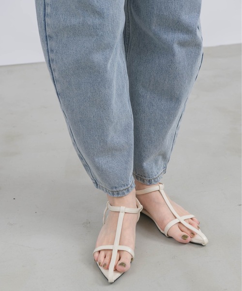 NEUNA（ヌナ）の「【程よい肌見せでヌーディな足元。】センターシームポイントトゥパンプス（サンダル・レディース・アイボリー/ブラック・SMALL/LARGE/MEDIUM）」の5枚目の写真