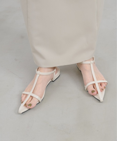 NEUNA（ヌナ）の「【程よい肌見せでヌーディな足元。】センターシームポイントトゥパンプス（サンダル・レディース・アイボリー/ブラック・SMALL/LARGE/MEDIUM）」の4枚目の写真