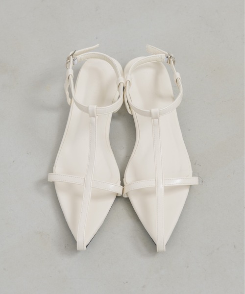 NEUNA（ヌナ）の「【程よい肌見せでヌーディな足元。】センターシームポイントトゥパンプス（サンダル・レディース・アイボリー/ブラック・SMALL/LARGE/MEDIUM）」の3枚目の写真