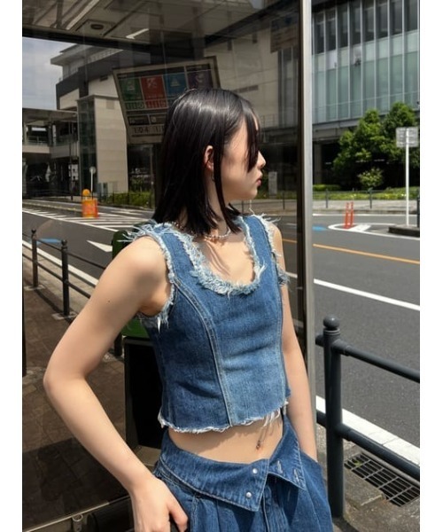 MOUSSY(マウジー)の「PANEL DENIM SLEEVELESS トップス(タンクトップ・レディース・ブルー・1/2)」の21枚目の写真