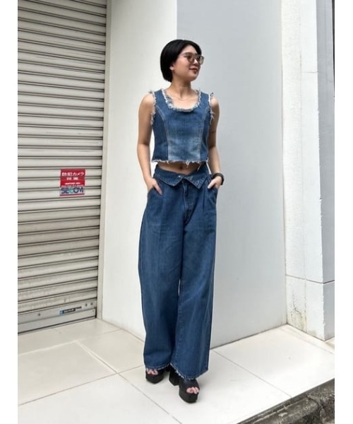 MOUSSY(マウジー)の「PANEL DENIM SLEEVELESS トップス(タンクトップ・レディース・ブルー・1/2)」の22枚目の写真