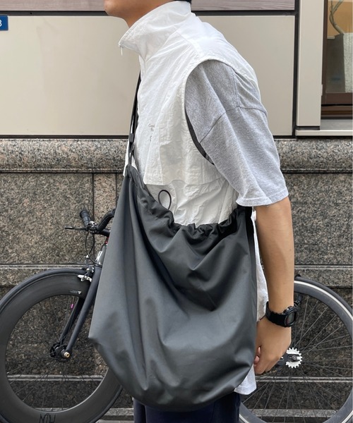 CPCM（シーピーシーエム）の「エステルスピンドルBIGショルダー（ショルダーバッグ・メンズ・ブラック/アイボリー/チャコールグレー/サックスブルー/ブラック系その他・FREE）」の4枚目の写真