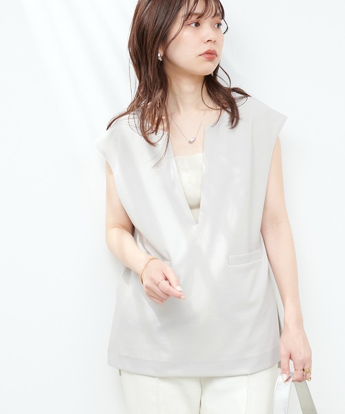 natural couture(ナチュラルクチュール)の「カットジョーゼットキーネックベスト(ベスト・レディース・イエロー/グレイッシュベージュ/ブラック/ブルー・FREE)」の3枚目の写真