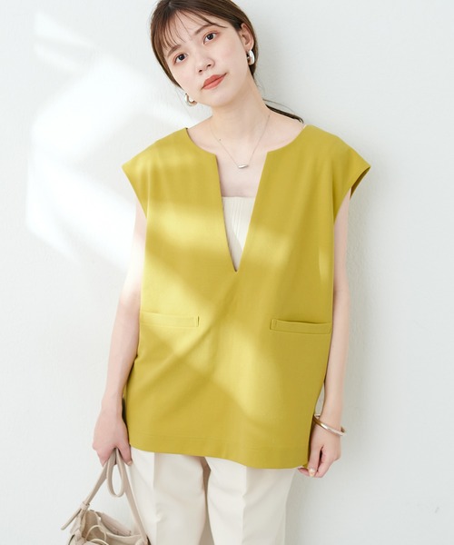 natural couture(ナチュラルクチュール)の「カットジョーゼットキーネックベスト(ベスト・レディース・イエロー/グレイッシュベージュ/ブラック/ブルー・FREE)」の4枚目の写真