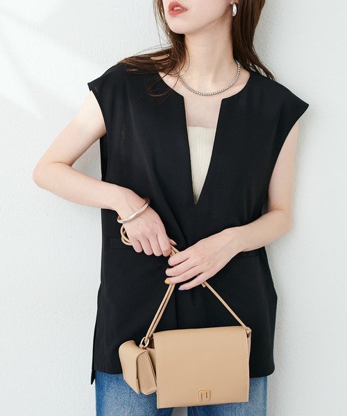 natural couture(ナチュラルクチュール)の「カットジョーゼットキーネックベスト(ベスト・レディース・イエロー/グレイッシュベージュ/ブラック/ブルー・FREE)」の2枚目の写真