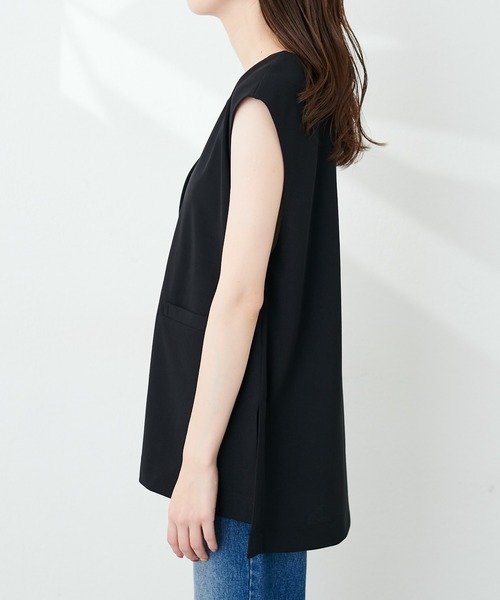 natural couture(ナチュラルクチュール)の「カットジョーゼットキーネックベスト(ベスト・レディース・イエロー/グレイッシュベージュ/ブラック/ブルー・FREE)」の5枚目の写真