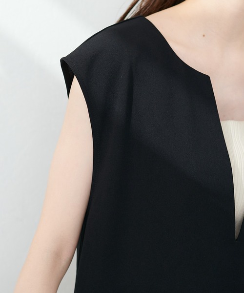 natural couture(ナチュラルクチュール)の「カットジョーゼットキーネックベスト(ベスト・レディース・イエロー/グレイッシュベージュ/ブラック/ブルー・FREE)」の8枚目の写真