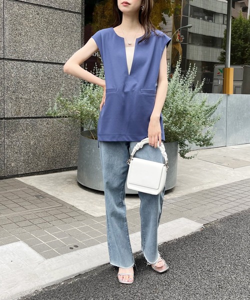 natural couture(ナチュラルクチュール)の「カットジョーゼットキーネックベスト(ベスト・レディース・イエロー/グレイッシュベージュ/ブラック/ブルー・FREE)」の11枚目の写真