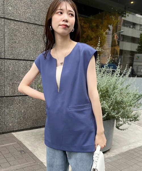 natural couture(ナチュラルクチュール)の「カットジョーゼットキーネックベスト(ベスト・レディース・イエロー/グレイッシュベージュ/ブラック/ブルー・FREE)」の12枚目の写真