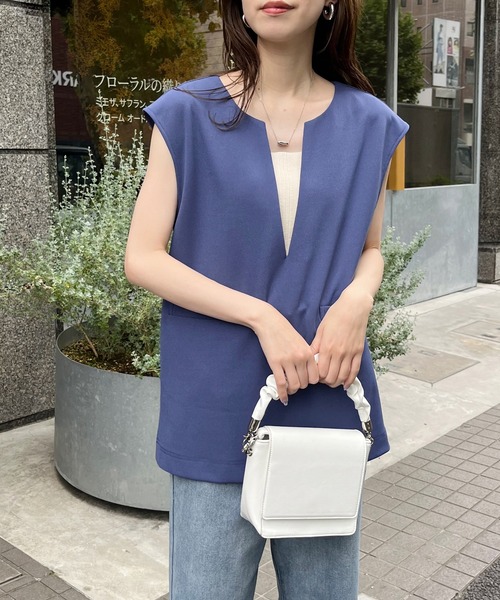 natural couture(ナチュラルクチュール)の「カットジョーゼットキーネックベスト(ベスト・レディース・イエロー/グレイッシュベージュ/ブラック/ブルー・FREE)」の13枚目の写真