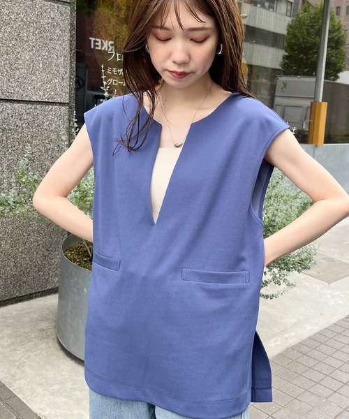 natural couture(ナチュラルクチュール)の「カットジョーゼットキーネックベスト(ベスト・レディース・イエロー/グレイッシュベージュ/ブラック/ブルー・FREE)」の15枚目の写真