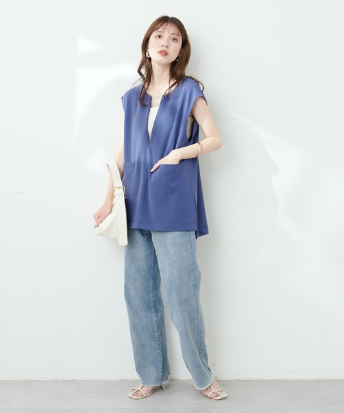 natural couture(ナチュラルクチュール)の「カットジョーゼットキーネックベスト(ベスト・レディース・イエロー/グレイッシュベージュ/ブラック/ブルー・FREE)」の16枚目の写真