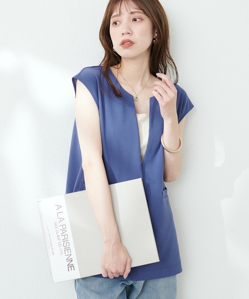 natural couture(ナチュラルクチュール)の「カットジョーゼットキーネックベスト(ベスト・レディース・イエロー/グレイッシュベージュ/ブラック/ブルー・FREE)」の19枚目の写真