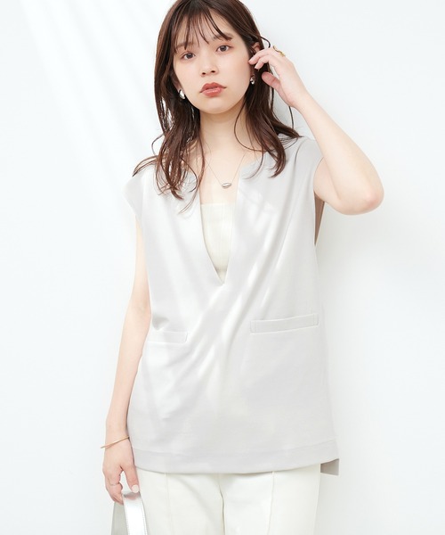 natural couture(ナチュラルクチュール)の「カットジョーゼットキーネックベスト(ベスト・レディース・イエロー/グレイッシュベージュ/ブラック/ブルー・FREE)」の22枚目の写真