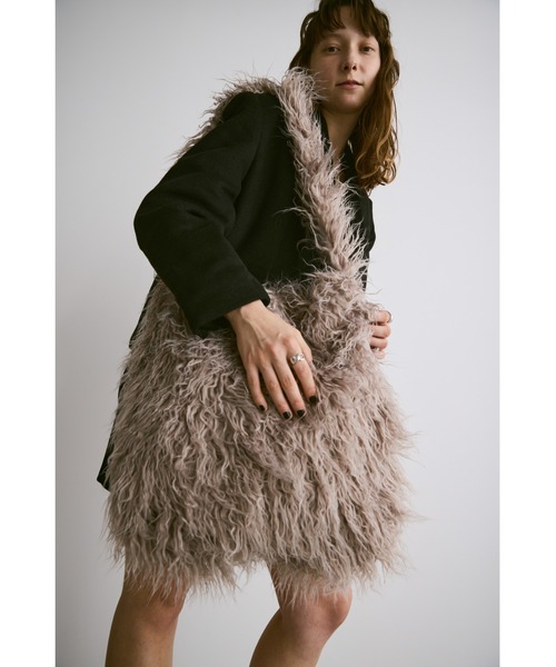 un/neu（アンノイ）の「ファーモンスターバッグ / ショルダーバッグ / A4、PC収納可能（ショルダーバッグ・レディース・アイボリー/レッド/ブラック/ブルー/ベージュ・FREE）」の3枚目の写真