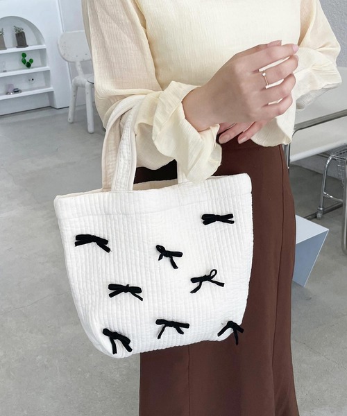 shopnikoniko(ショップニコニコ)の「韓国製 リボン付き ヌビバッグ イブル素材 ミニトートバッグ キルティング コットン100% パール(トートバッグ・レディース・グレイッシュベージュ/ピンク/チャコール/アイボリー/グレー系その他2/ホワイト系その他/ピンク系その他/グレー系その他/ピンク系その他2/グレー系その他3/グレー系その他4/ホワイト系その他2・フリー)」の3枚目の写真