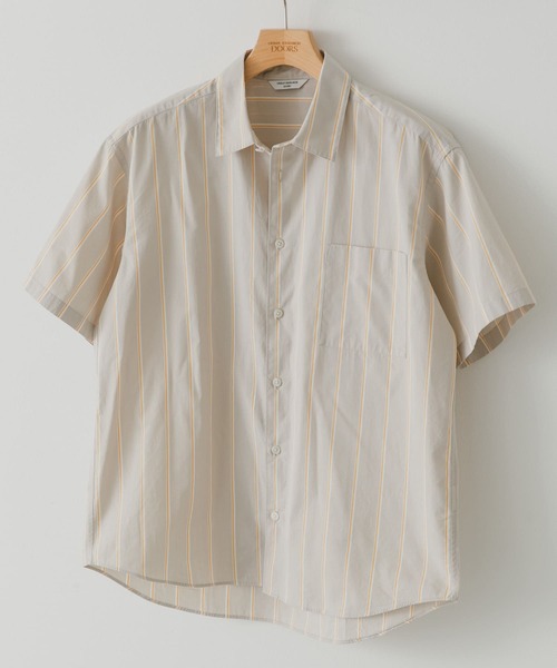 URBAN RESEARCH DOORS（アーバンリサーチドアーズ）の「ストライプレギュラーカラーショートスリーブシャツ（シャツ/ブラウス・メンズ・ベージュ系その他/ブルー系その他/グレー系その他・MEDIUM/LARGE）」の2枚目の写真