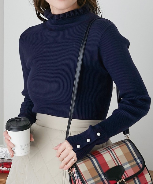 BONLECILL（ボンルシール）の「フリルカラー パールボタンスリーブリブニットプルオーバー（ニット/セーター・レディース・レッド/アイボリー/ネイビー/ブラック/ホワイト×ブラック・FREE）」の4枚目の写真