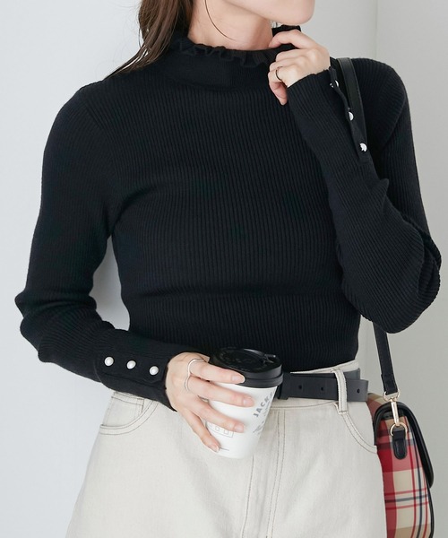 BONLECILL（ボンルシール）の「フリルカラー パールボタンスリーブリブニットプルオーバー（ニット/セーター・レディース・レッド/アイボリー/ネイビー/ブラック/ホワイト×ブラック・FREE）」の3枚目の写真