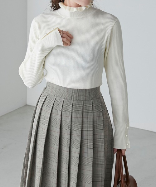 BONLECILL（ボンルシール）の「フリルカラー パールボタンスリーブリブニットプルオーバー（ニット/セーター・レディース・レッド/アイボリー/ネイビー/ブラック/ホワイト×ブラック・FREE）」の10枚目の写真