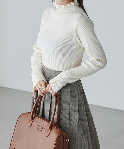 BONLECILL（ボンルシール）の「フリルカラー パールボタンスリーブリブニットプルオーバー（ニット/セーター・レディース・レッド/アイボリー/ネイビー/ブラック/ホワイト×ブラック・FREE）」の11枚目の写真