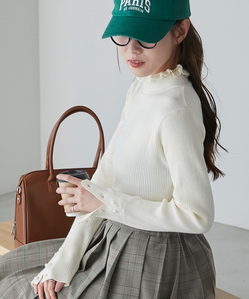 BONLECILL（ボンルシール）の「フリルカラー パールボタンスリーブリブニットプルオーバー（ニット/セーター・レディース・レッド/アイボリー/ネイビー/ブラック/ホワイト×ブラック・FREE）」の16枚目の写真